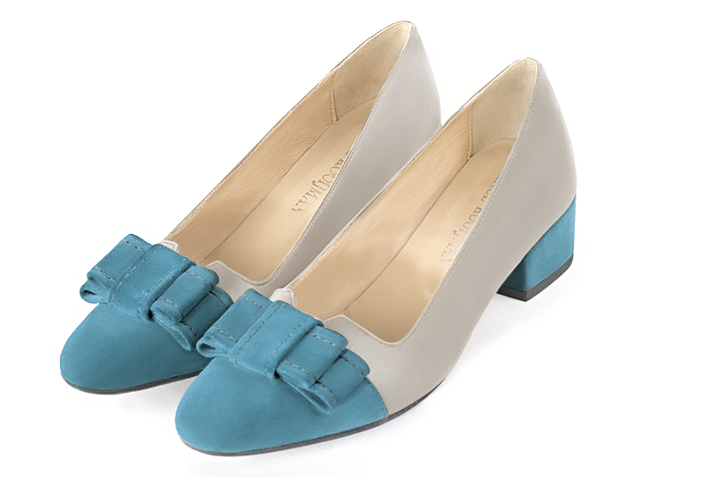 Peacock blue and pearl grey women's dress pumps, with a knot on the front. Round toe. Low block heels. Front view - Florence KOOIJMAN